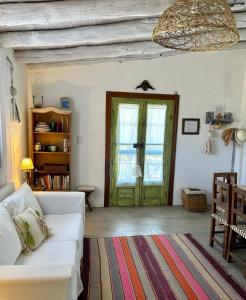 sala de estar con sofá blanco y puerta verde en Casa San José, en Cachí