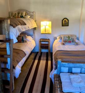 Habitación con 2 literas y lámpara. en Casa San José, en Cachí 6 fotos más