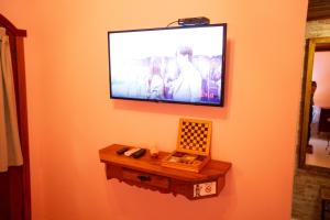 TV a/nebo společenská místnost v ubytování Chalé Lumiar Home & Pousada em Lagoa Santa - MG