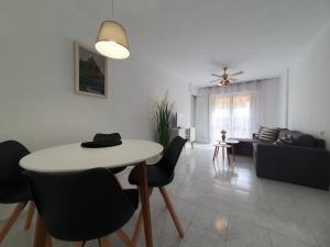 Una sala de estar con una mesa y sillas blancas. en Casa Victor, en San Pedro del Pinatar 18 fotos más