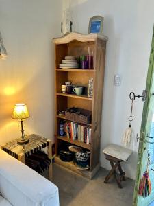 una estantería con libros y una lámpara en una habitación en Casa San José, en Cachí