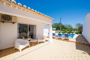 a villa with a swimming pool and a patio at Monte Sao Pedro - Villa in Luz
