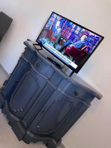 a flat screen tv sitting on top of a suitcase at Il Centro in Tergu