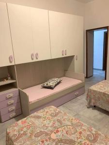 a bedroom with two beds and a mirror at Il Centro in Tergu