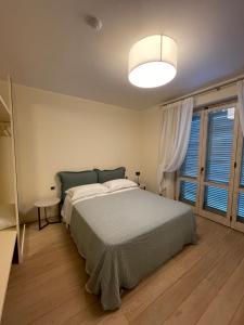 una camera da letto con un letto grande e una grande finestra di La BouganVillea a Francavilla al Mare