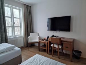 Televisyen dan/atau pusat hiburan di Gistihúsið - Lake Hotel Egilsstadir