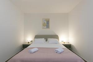 Postel nebo postele na pokoji v ubytování Family friendly seaside apartments Brela, Makarska - 6007