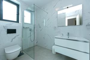 Koupelna v ubytování Family friendly seaside apartments Brela, Makarska - 6007