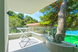Bazén v ubytování Family friendly seaside apartments Brela, Makarska - 6007 nebo v jeho okolí