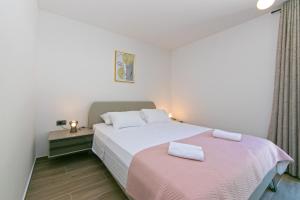 Postel nebo postele na pokoji v ubytování Family friendly seaside apartments Brela, Makarska - 6007