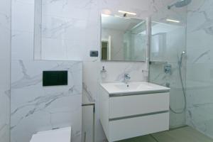Koupelna v ubytování Family friendly seaside apartments Brela, Makarska - 6007