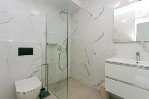 Koupelna v ubytování Family friendly seaside apartments Brela, Makarska - 6007