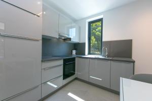 Kuchyň nebo kuchyňský kout v ubytování Family friendly seaside apartments Brela, Makarska - 6007