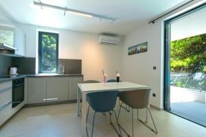 Kuchyň nebo kuchyňský kout v ubytování Family friendly seaside apartments Brela, Makarska - 6007