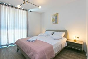 Postel nebo postele na pokoji v ubytování Family friendly seaside apartments Brela, Makarska - 6007