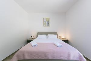 Postel nebo postele na pokoji v ubytování Family friendly seaside apartments Brela, Makarska - 6007 + 37 fotografií