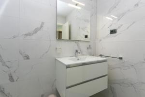 Koupelna v ubytování Family friendly seaside apartments Brela, Makarska - 6007
