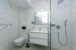 Koupelna v ubytování Family friendly seaside apartments Brela, Makarska - 6007