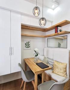 Un comedor con mesa y sillas de madera. en Best Condo Studio 14th floor The Loop Tower Limketkai Atrium Lucky 5, en Cagayan de Oro