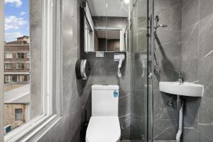 un bagno con wc, lavandino e doccia di Cozy Double Room - Seconds to Central Station - Near Townhall UTS USYD Darling Harbour Chinatown - Shared Bathroom a Sydney