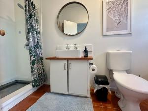 Koupelna v ubytování Seaside Chalet Papamoa + 27 fotografií