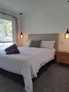 Ένα ή περισσότερα κρεβάτια σε δωμάτιο στο Prom Port Holiday Cottages-Wilsons Prom,Port Welshpool,Whale Watching,Fishing