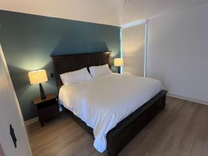 恩塞纳达港Castillo Toscana Hotel Boutique的一间带一张大床和两盏灯的卧室 更多37张照片