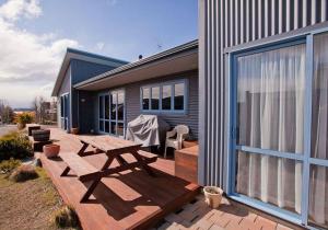 a wooden deck with a picnic table on a house at Pukeko Palace - Lake Tekapo in Lake Tekapo +8 photos