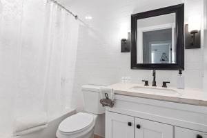 ジョシュア・ツリーにある7 Mins to Joshua Tree Park, Hot Tub · Sunset Jewelのトイレと洗面台を備えた白いバスルーム +45枚の写真