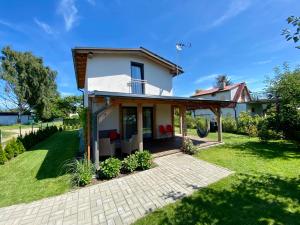 a house with a patio in the yard at O. W. Jodełka in Łeba
