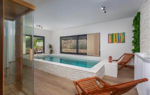 マトゥリにあるAwesome Home In Matulji With Saunaのリビングルーム(プール付)のスイミングプール