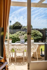 St Helens - Absolute Ocean Frontage - 1 The Strand Port Elliot- Linen Included的阳台或露台