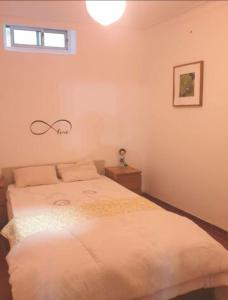 une chambre avec un lit et une fenêtre dans l'établissement Private Double Room in T4 Apartment, à Almada