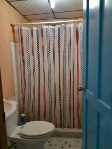 Un baño de Hostal Cafe Axel