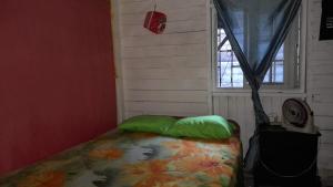 Una cama o camas en una habitación de Hostal Cafe Axel