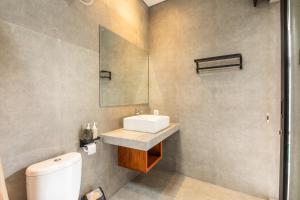 Bilik mandi di Minimalist Villa with Pool #Nico1 +12 gambar