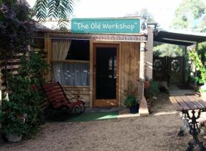 墨累桥A La Folly too The Old Workshop的一座带有“旧车间”标志的建筑 更多9张照片