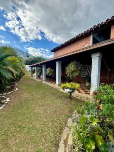 Aed väljaspool majutusasutust Finca en Copacabana