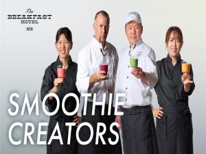 石垣岛The BREAKFAST HOTEL MARCHE Ishigaki Island的一群厨师手里拿着饮料