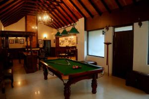 Biliár nebo kulečník v ubytování Old Kent Estates & Spa, Coorg