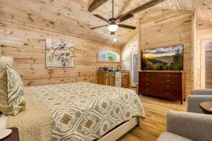 una camera da letto con un letto e un ventilatore a soffitto di Serenity Cottage, Pickleball Court, Creek, WIFI, Mountain Views, Starting at 79" a Cosby