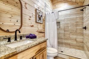 un bagno con wc, lavandino e doccia di Serenity Cottage, Pickleball Court, Creek, WIFI, Mountain Views, Starting at 79" a Cosby