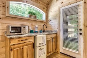 una cucina con forno a microonde e lavandino di Serenity Cottage, Pickleball Court, Creek, WIFI, Mountain Views, Starting at 79" a Cosby