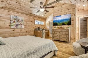 una camera da letto con un letto e un lavandino in una stanza di Tranquility Cottage, Pickleball Court, Creek, WIFI, Mountain Views, Starting at 79" a Cosby
