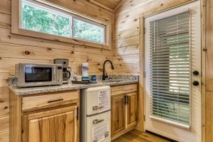 una cucina con forno a microonde e fornello di Tranquility Cottage, Pickleball Court, Creek, WIFI, Mountain Views, Starting at 79" a Cosby