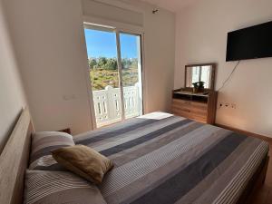 Postel nebo postele na pokoji v ubytování Fnideq Superbe appartement