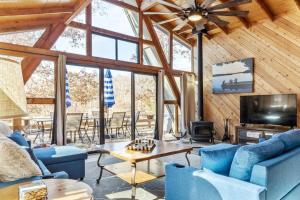 Μια τηλεόραση ή/και κέντρο ψυχαγωγίας στο Cardinal Lake Front Cottage