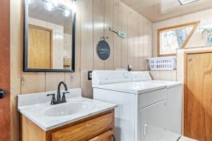 Ένα μπάνιο στο Cardinal Lake Front Cottage +37 φωτογραφίες