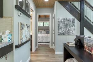 Un pasillo de una casa con una cama en un dormitorio. en Woodland Getaway Chalet, en Innsbrook