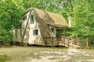 una pequeña casa con terraza en el bosque en Woodland Getaway Chalet, en Innsbrook